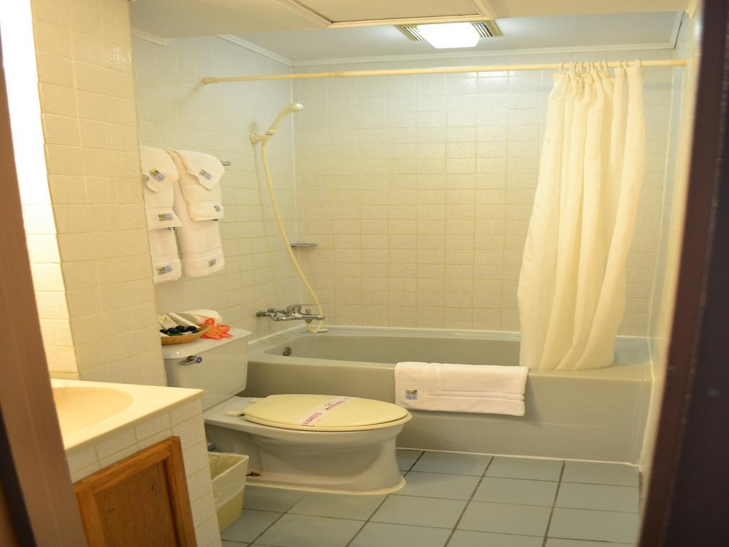 West Plaza Desekel Hotel Корор Екстериор снимка