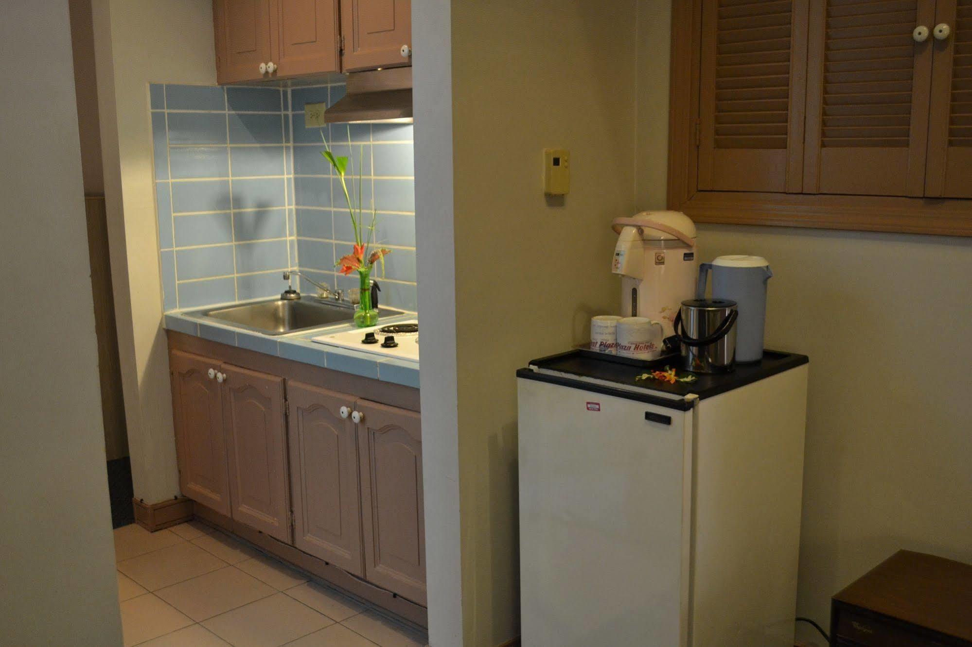 West Plaza Desekel Hotel Корор Екстериор снимка
