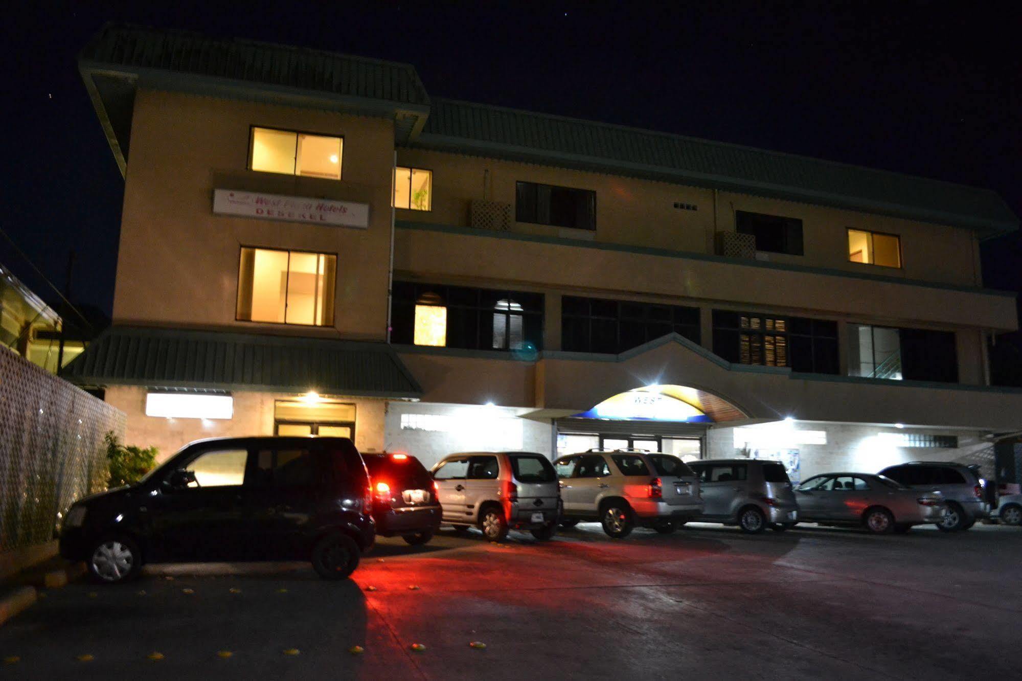 West Plaza Desekel Hotel Корор Екстериор снимка