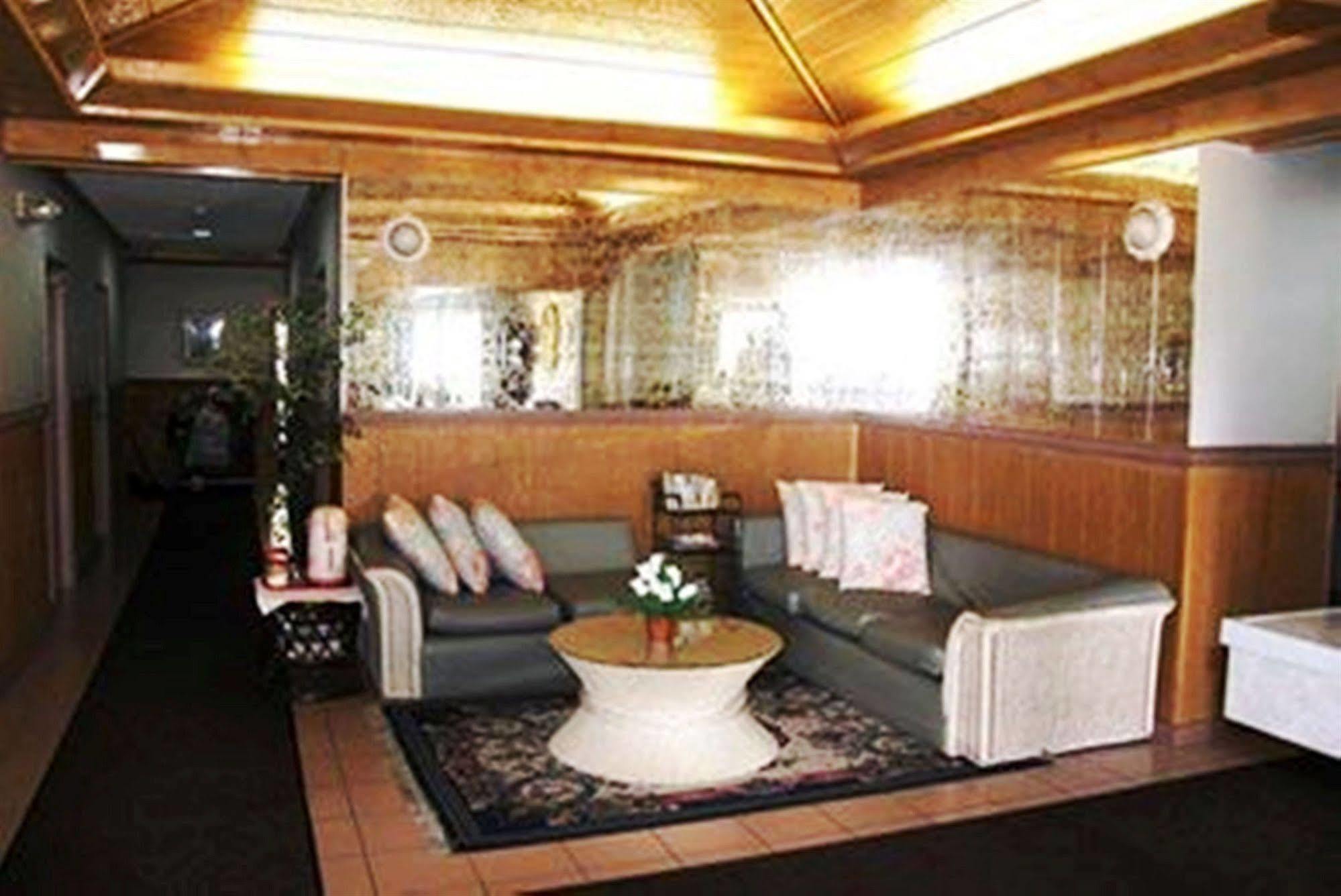 West Plaza Desekel Hotel Корор Екстериор снимка
