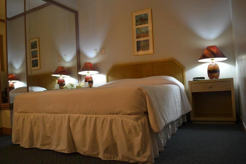 West Plaza Desekel Hotel Корор Екстериор снимка